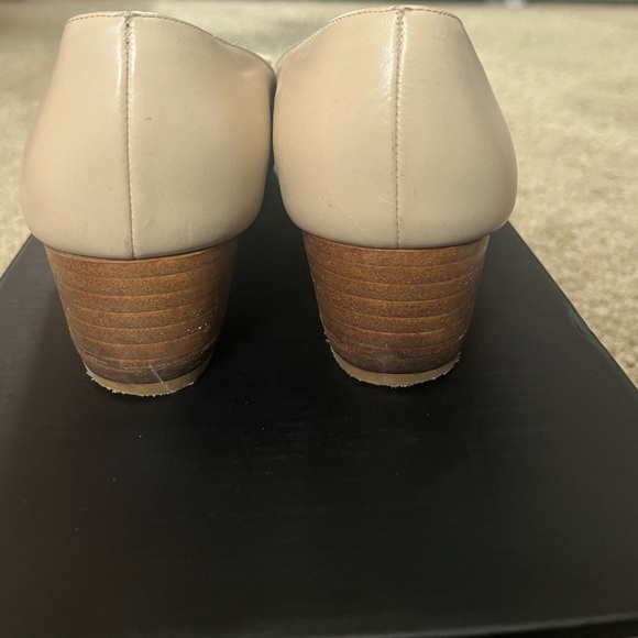 Ferragamo size 7 pumps. In nice condition - Picture 3 of 4